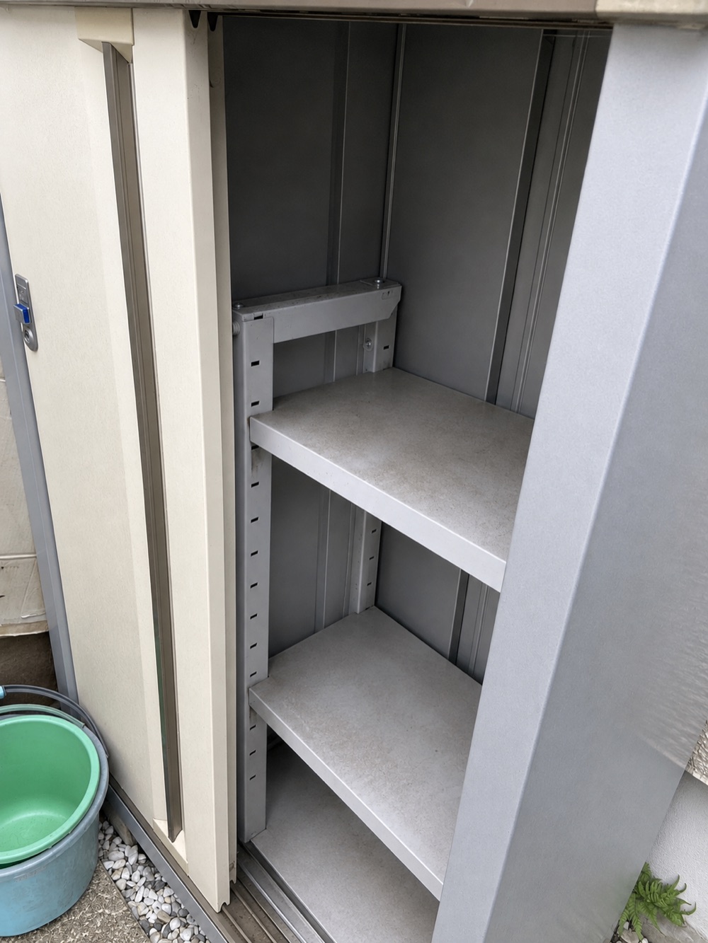 作業後:屋外物置 屋外のスチール物置(園芸用品・工具・段ボール)