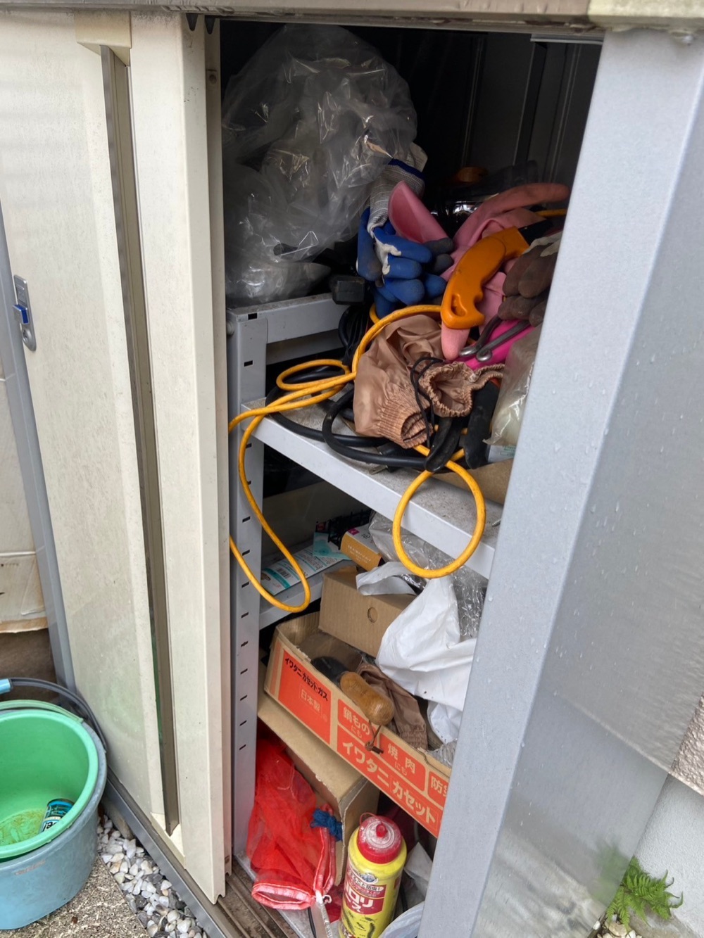 作業前:屋外物置 屋外のスチール物置(園芸用品・工具・段ボール)
