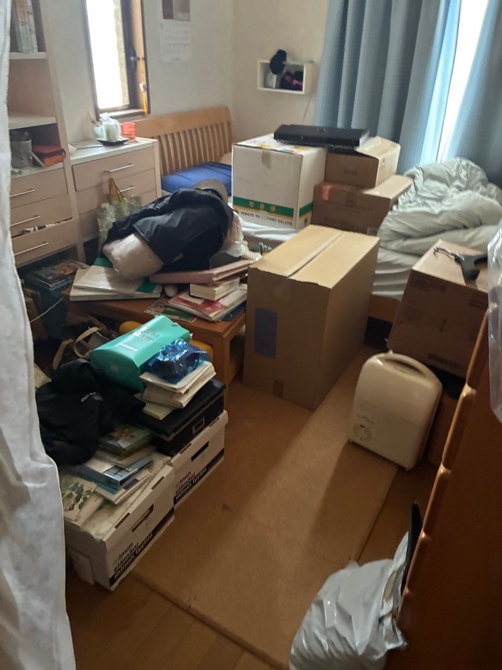 作業前:洋室 洋室(積み上がった段ボール・書類・衣類)
