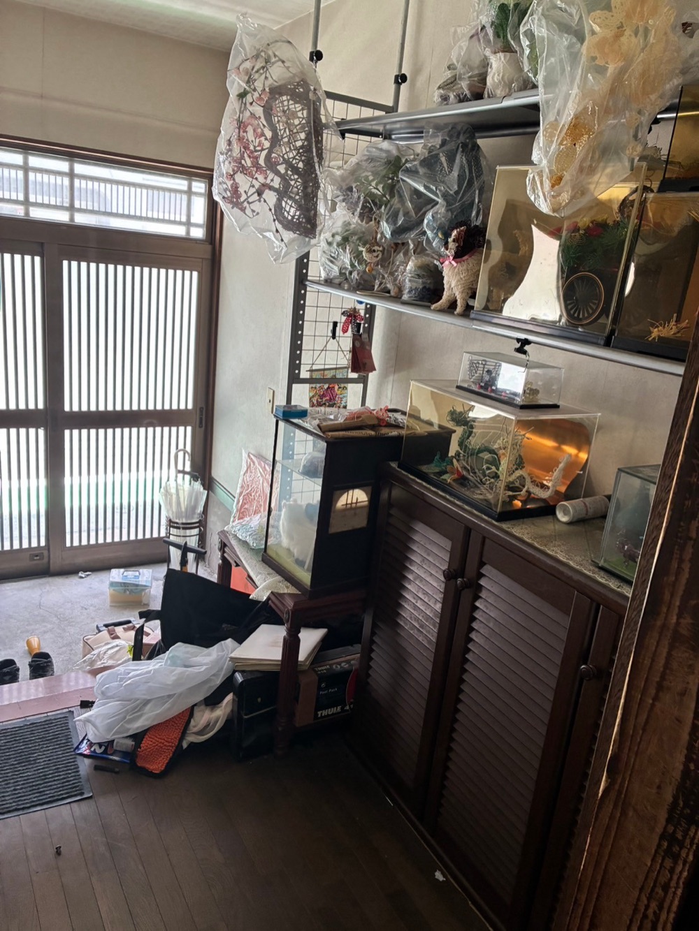 作業前:飾り棚のある部屋 飾り棚(置物・ガラスケース・造花)